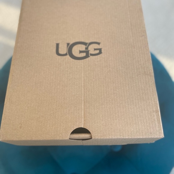 New in box Fur Chestnut UGG Boots - Girls 8T - Picture 5 of 5